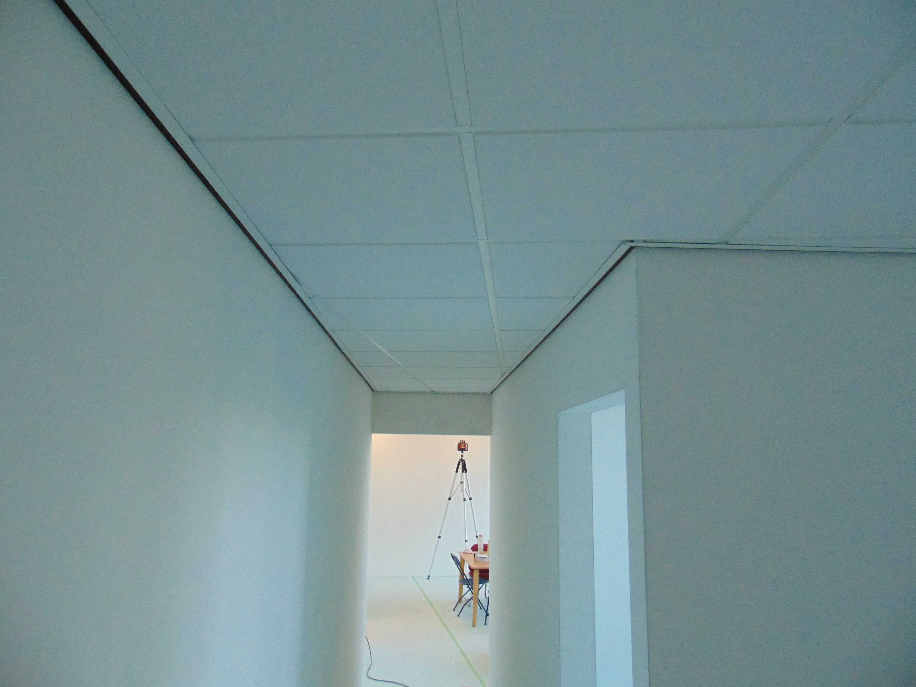 Professioneel geplaatst systeemplafond in modern kantoor