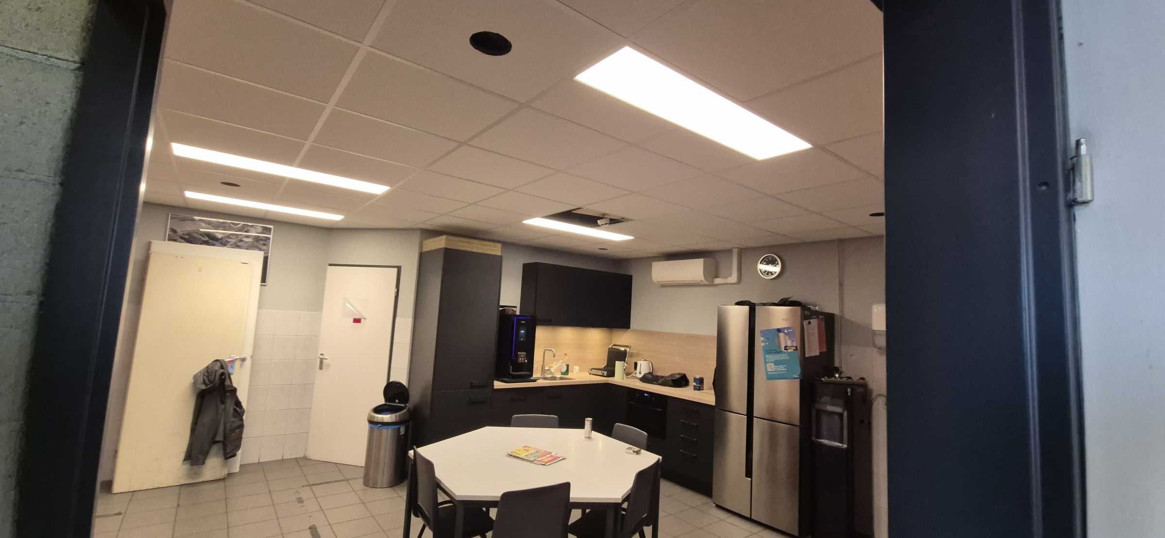 Brandwerende systeemplafond platen in industriële ruimte