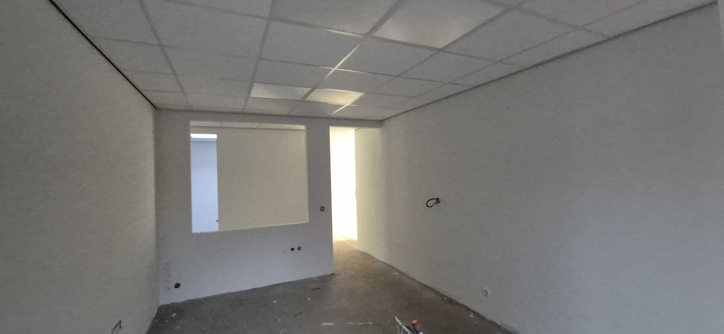 Akoestische plafondpanelen in systeemplafond